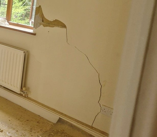 Subsidence crack in house wall, Kellys Surveyors Bromley
